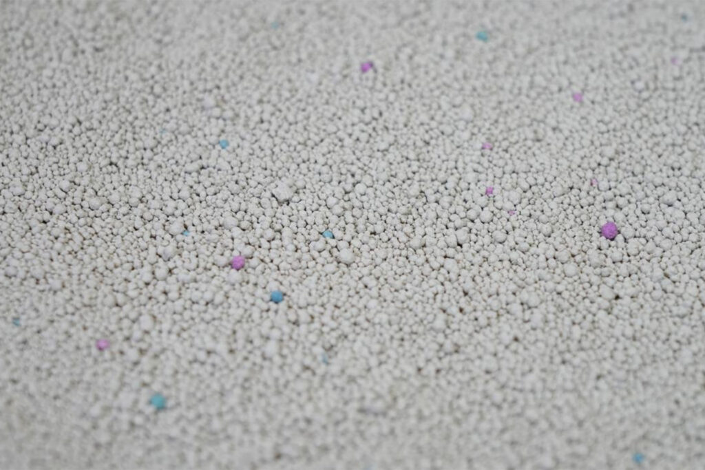 Bentonite cat litter